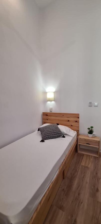 Hostal Andrea Sol Мадрид Екстериор снимка